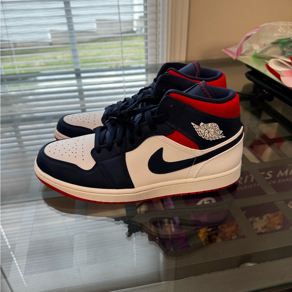Air Jordan 1 Mid SE in Navy, White, Red